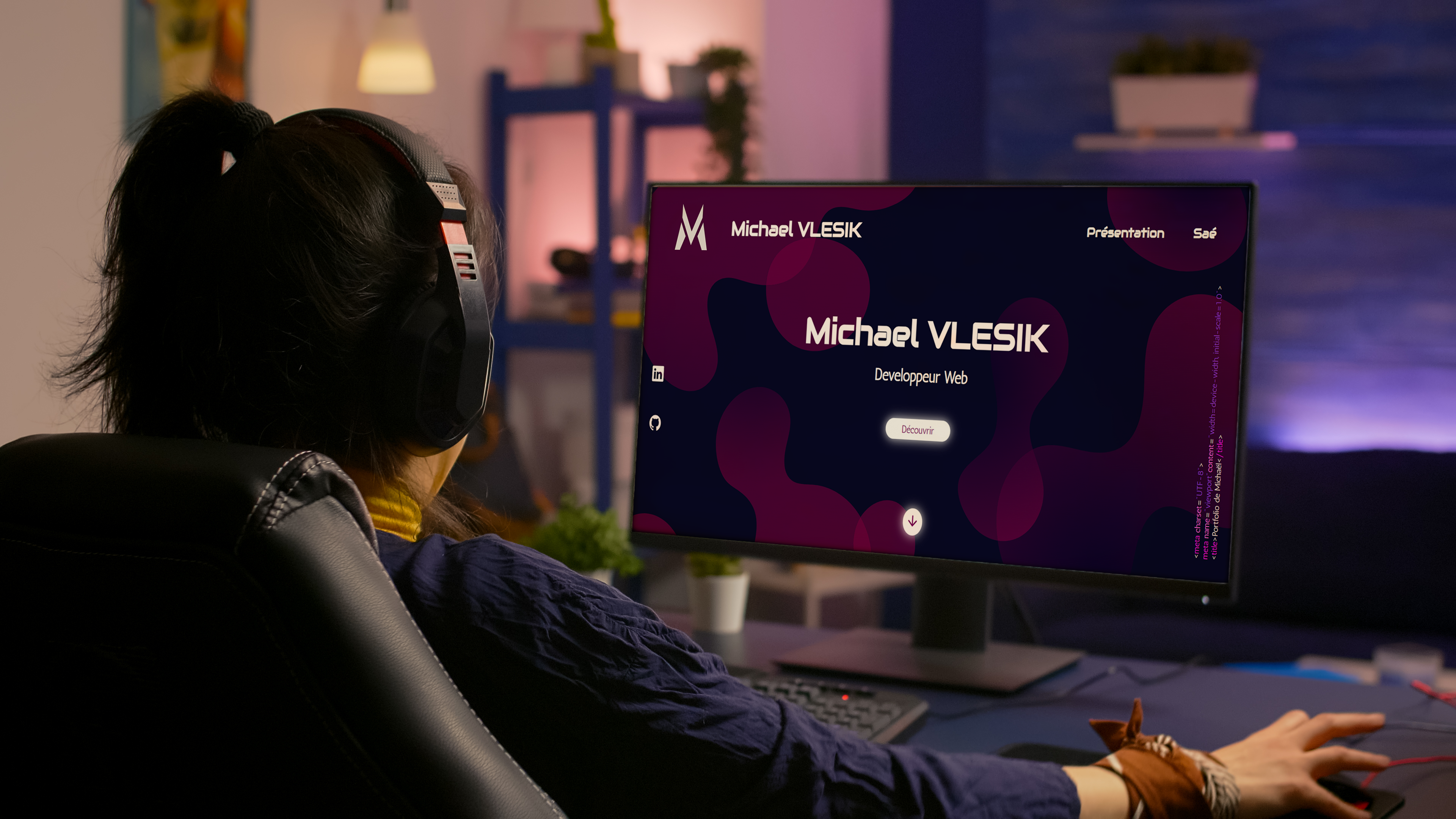 Image d'un ordinateur avec le site web que j'ai réalisé lors d'un projet scolaire.